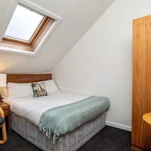  Apartment Spacious 5-bedroom Townhouse In The West-end